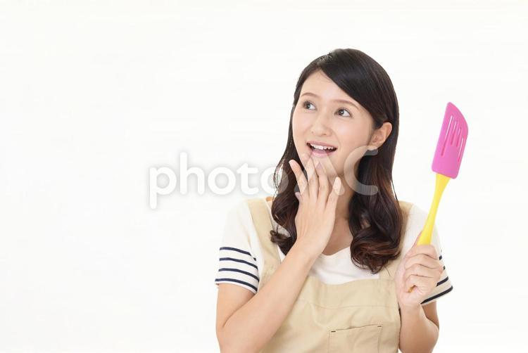 調理器具を持つ笑顔の女性 女性,女,笑顔の写真素材