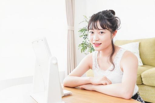 スキンケア・メイクをする若い女性 スキンケア・メイクをする若い女性 クレンジング,ローション,美容外科の写真素材