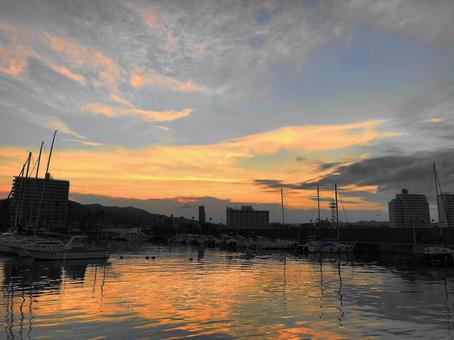 夕暮れの漁港 夕暮れの漁港の写真