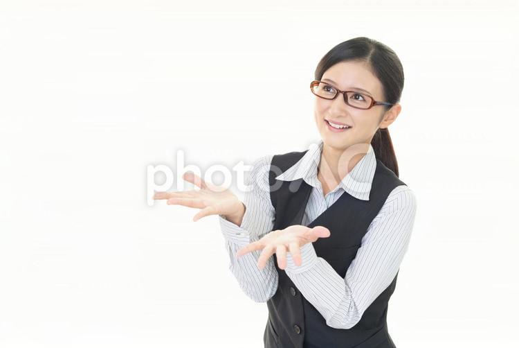 掌を見せる笑顔のビジネスウーマン 女性,ビジネスウーマン,女の写真素材