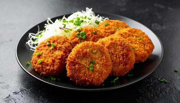 美味しそうなメンチカツ 美味しそうなメンチカツの写真