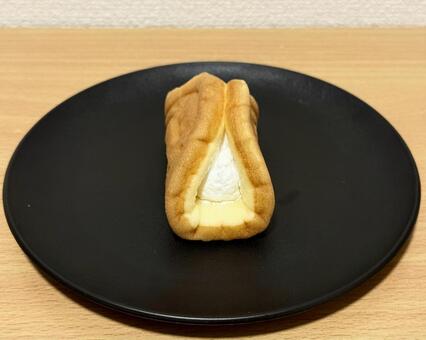 ホイップクリーム入りワッフル ワッフル,ホイップクリーム,カスタードの写真素材