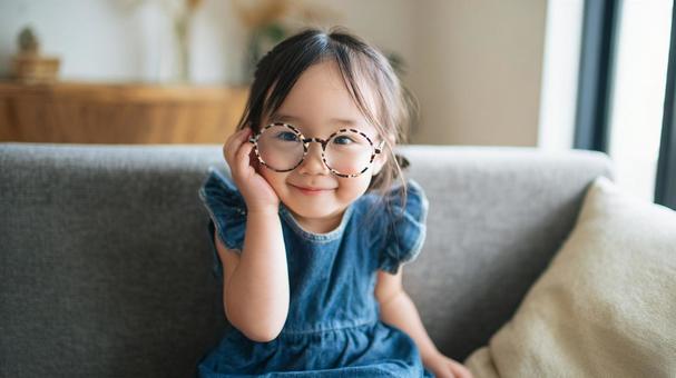 眼鏡をかけた女の子 眼鏡をかけた女の子の写真