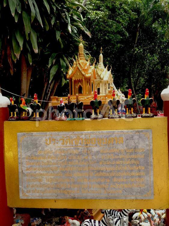 タイのおしゃれな看板と鳥の置物 おすすめ,すごい,アジアの写真素材