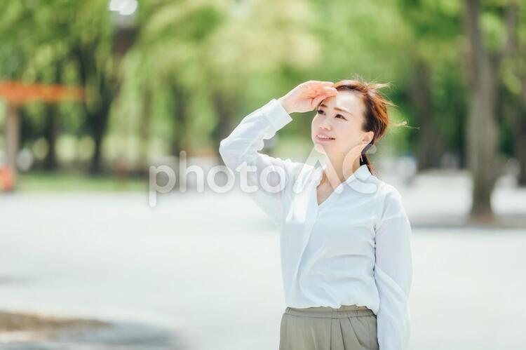 日差しを受けるビジネスウーマン 眩しい,日焼け,紫外線の写真素材