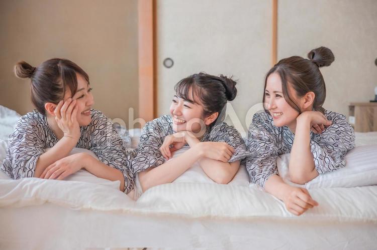 女子旅・布団でくつろぐ女性たち（爆笑） 女子旅,宿泊,浴衣の写真素材