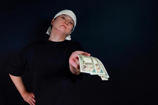 金を差し出す男性 金を差し出す男性の写真