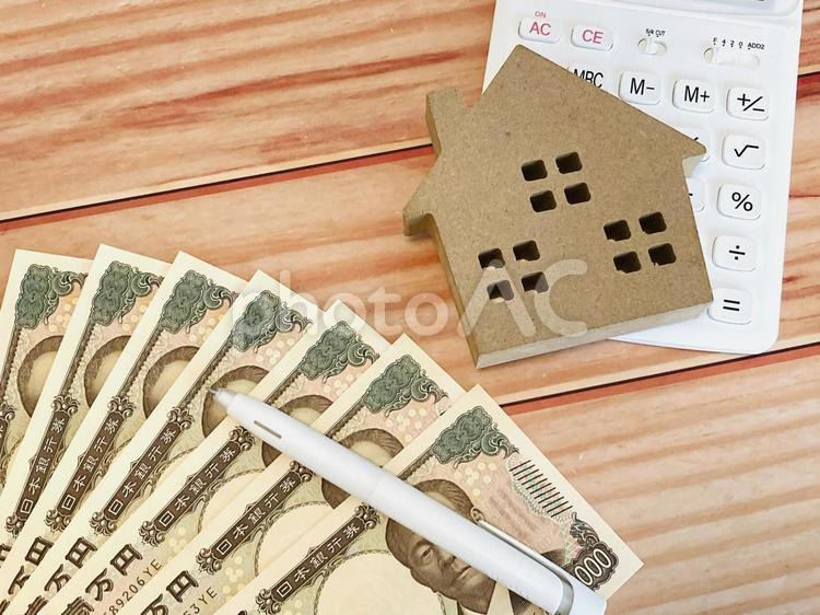 お金と不動産（家の模型）と白い電卓 お金,家,電卓の写真素材