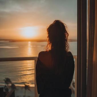 ホテルの窓から望む夕焼け ホテルの窓から望む夕焼けの写真