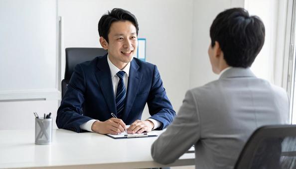 オフィスで面談する日本人ビジネスパーソン オフィスで面談する日本人ビジネスパーソンの写真