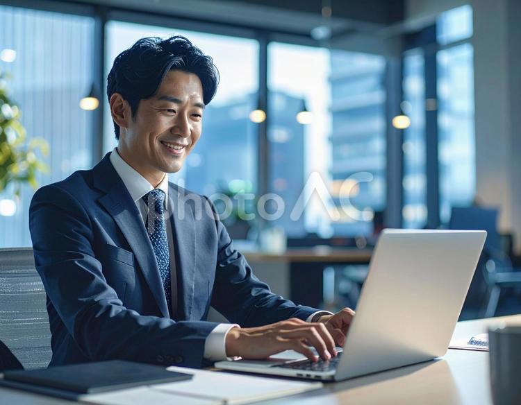 オフィスで集中する男性 ビジネス,男性,スーツの写真素材