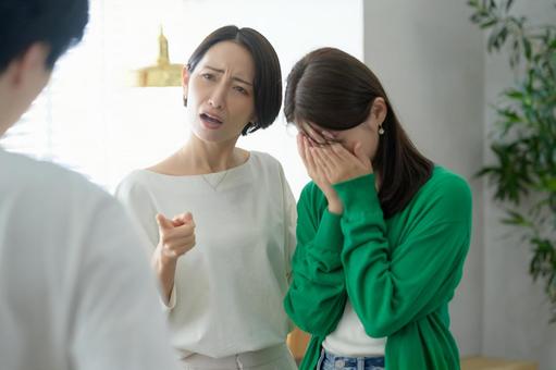 喧嘩をする男女と責める女性 喧嘩をする男女と責める女性 男女,喧嘩,複数の写真素材