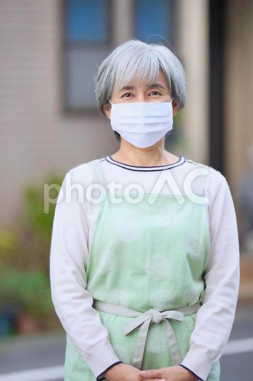 マスクをしてカメラ目線の女性（縦） 女性,シルバー人材,カメラ目線の写真素材