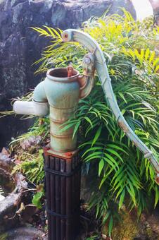 井戸ポンプ 井戸,ポンプ,古いの写真素材