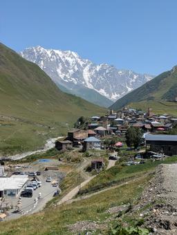 コーカサスの雪山とウシュグリ村 ウシュグリ村,ushguli,スヴァネティ地方の写真素材