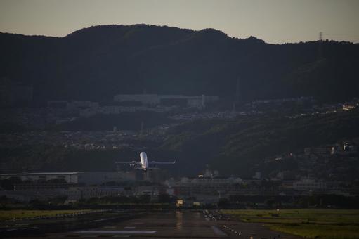 離陸直後の飛行機 離陸直後の飛行機の写真