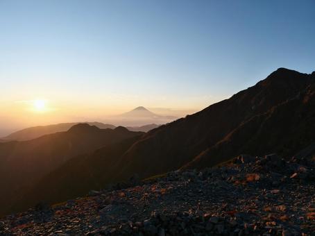 朝焼けの農鳥岳と富士山 朝焼けの農鳥岳と富士山 農鳥小屋,朝焼け,朝日の写真素材