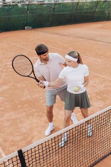 一緒にスイングの練習をする男女プレーヤー 男女,外国人,テニスの写真素材