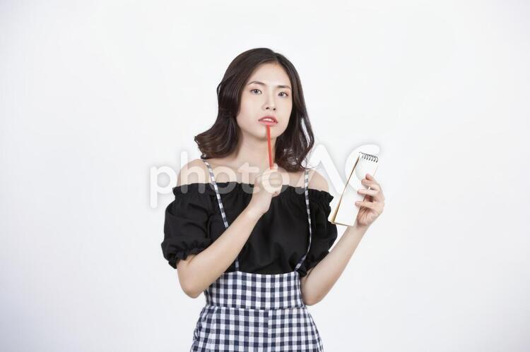 メモとペンを持つ韓国人女性3 女性,韓国人,ポートレートの写真素材