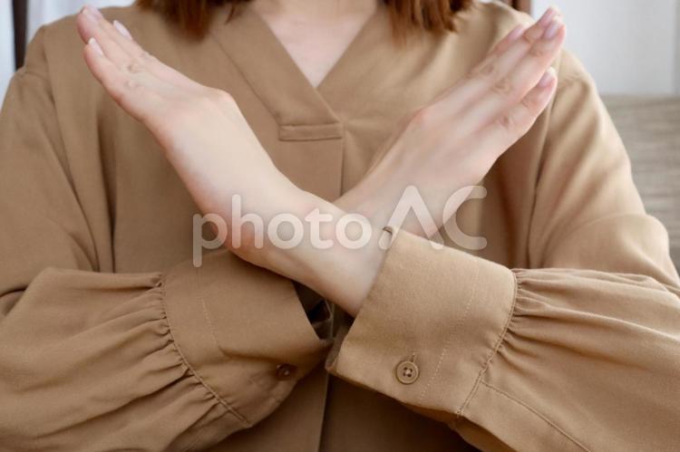バツポーズの女性の手 バツ,ダメ,拒否の写真素材