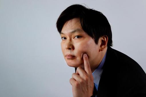 頬の肌を指す男性 頬の肌を指す男性 男性,顔,皮膚の写真素材