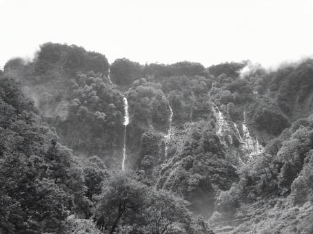 富山県-ハンノキ滝と無名滝-白黒 富山県-ハンノキ滝と無名滝-白黒 ハンノキ滝,無名滝,滝の写真素材