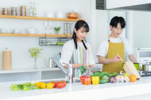 キッチンで料理を作る若い夫婦 キッチンで料理を作る若い夫婦 夫婦,料理,キッチンの写真素材