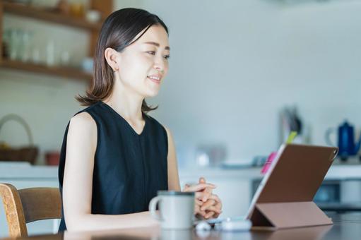 オンラインコミュニケーションをする女性  ビジネス,リモート,ライフスタイルの写真素材