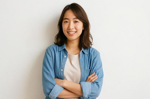 笑顔の若い女性・カジュアル服装・腕組み 笑顔の若い女性・カジュアル服装・腕組みの写真