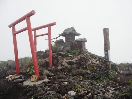秋田駒ヶ岳外輪山・男岳山頂 男岳,秋田駒ヶ岳,外輪山の写真素材