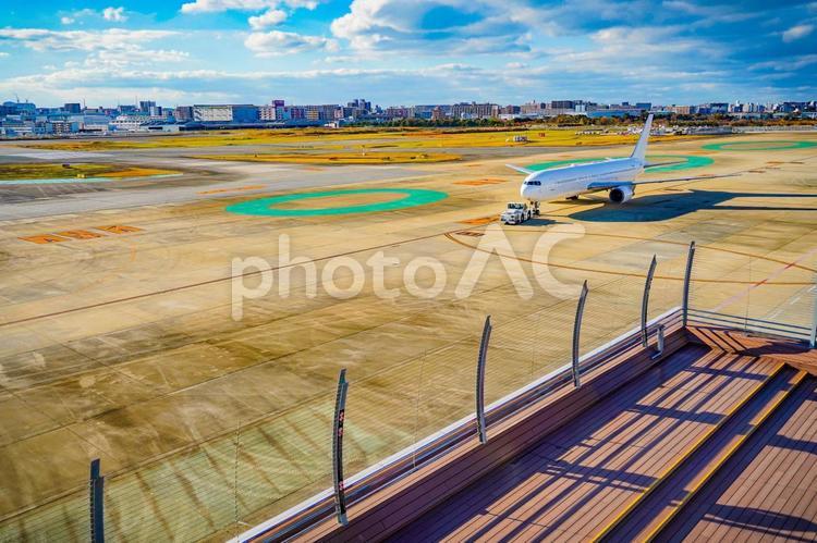 福岡空港での飛行機と展望エリア 飛行機,滑走路,空港の写真素材