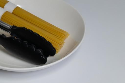 白い余白とスパゲッティの写真
