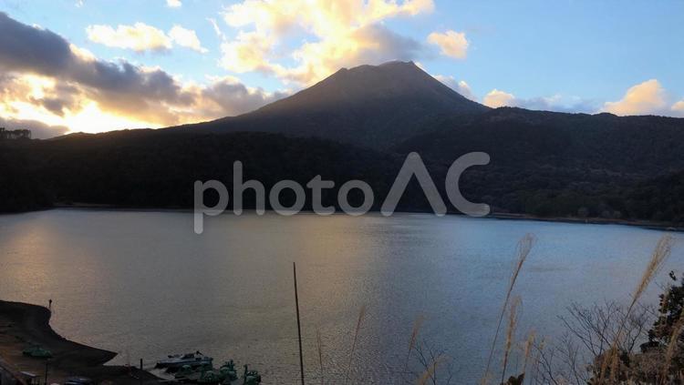 夕暮れの御池と高千穂峰 湖,山,風景の写真素材