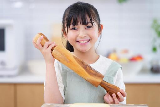 親子で料理をするキッチンでのひととき 女の子,日本人,めん棒の写真素材