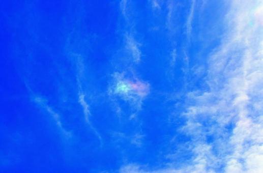 わずかに見える幻日 わずかに見える幻日 幻日,青空,空の写真素材