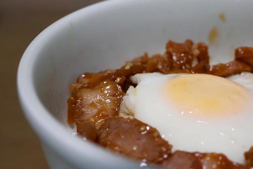 飲食店の今治名物焼き豚たまご飯 飲食店の今治名物焼き豚たまご飯の写真