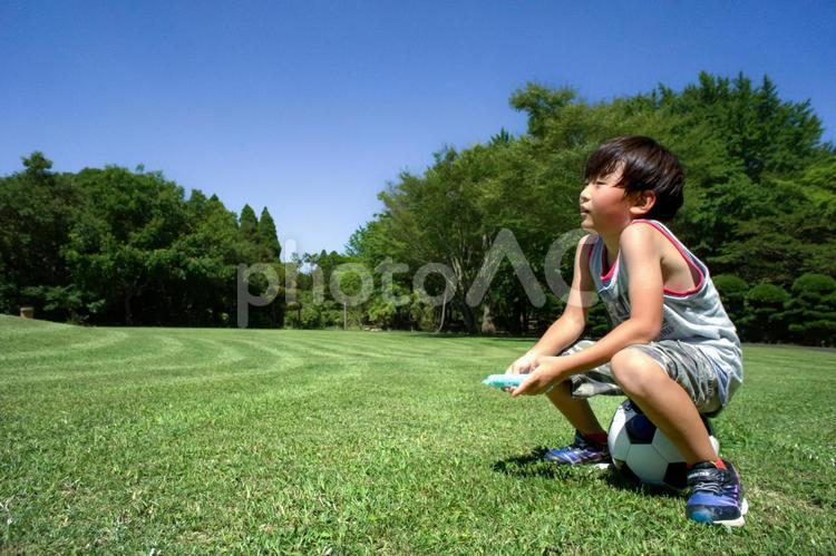 ＜素材＞夏の公園でサッカーに疲れた男の子 子供,男性,人物の写真素材