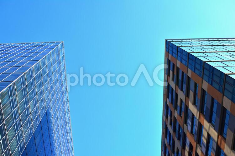 ビルと青空　都会と青空　快晴　晴れ イメージ,素材,大都会の写真素材
