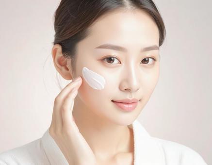 クリームを塗る女性 クリームを塗る女性の写真
