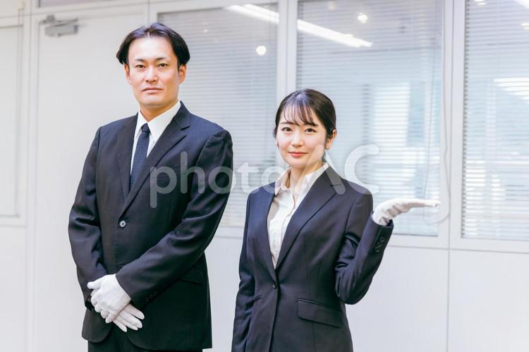 白手袋をつけたスーツ姿の男女 鑑定士,質屋,運転手の写真素材