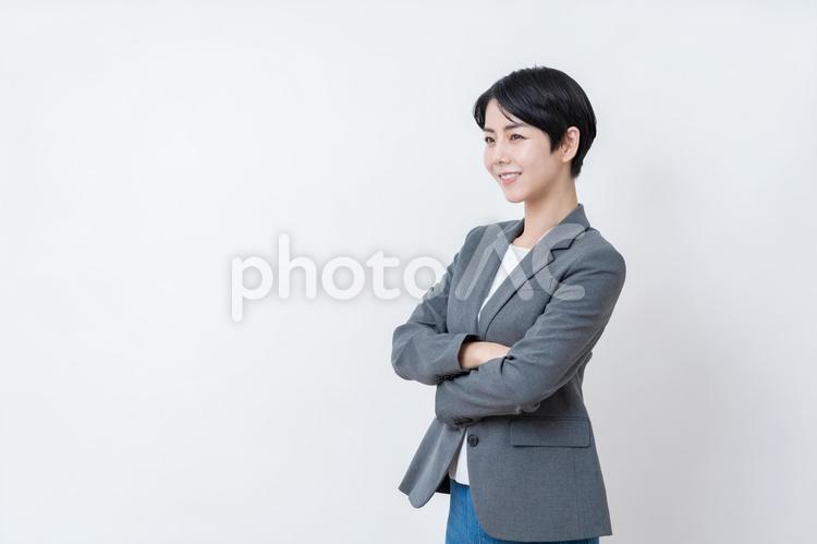 腕組みをしているビジネスウーマン。 腕組み,ビジネス,ビジネスウーマンの写真素材