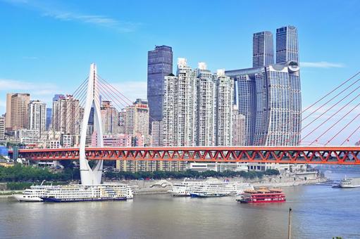 重慶・千廝門大橋と長江の写真