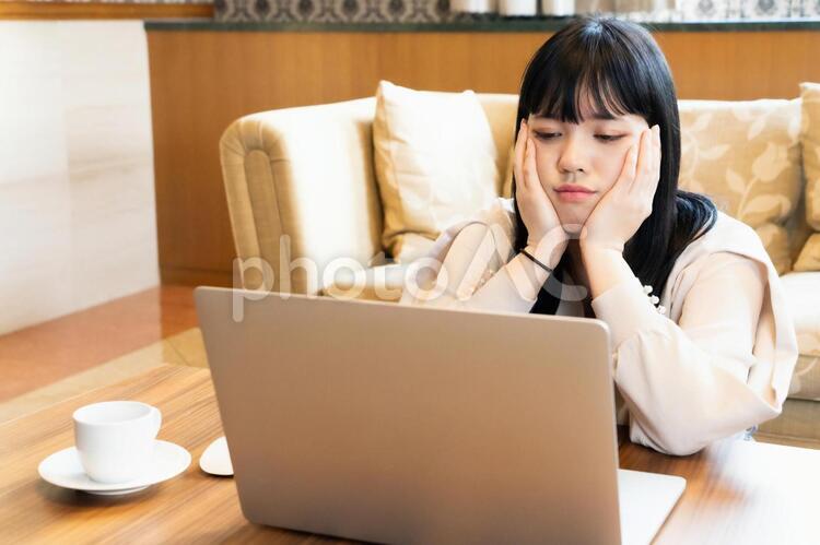 パソコンの前で考える女性　テレワーク　在宅勤務 女性,テレワーク,リモートワークの写真素材