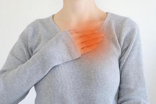 胸の痛みを感じる女性 胸の痛み,胸痛,狭心症の写真素材