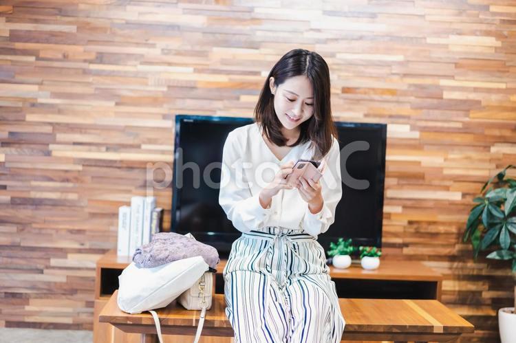 リビングでスマホを使う主婦 リビングでスマホを使う主婦 発信,スマートフォン,韓国人の写真素材