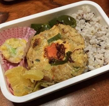 鶏肉ハンバーグ弁当〜人参とピーマン 鶏肉ハンバーグ弁当〜人参とピーマン 節約弁当,弁当,手作り弁当の写真素材