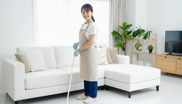 リビングを掃除する女性の写真