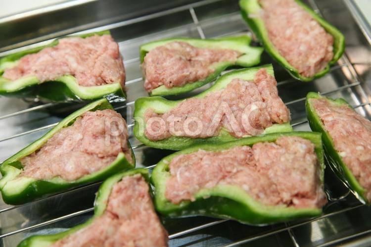 調理前のピーマンの肉詰め ピーマンの肉詰め,ピーマン,肉詰めの写真素材