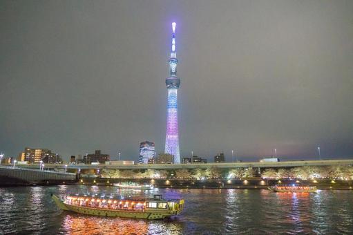 夜の東京スカイツリーと屋形船 夜の東京スカイツリーと屋形船の写真