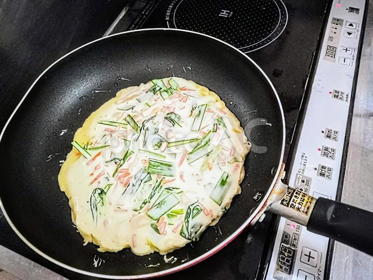 韓国風お好み焼きをフライパンで焼く お好み焼き,鉄板焼き,もんじゃ焼きの写真素材